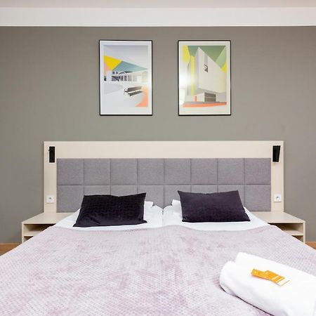 Wolska Residence Apartments With Parking By Noclegi Renters Varşova Dış mekan fotoğraf