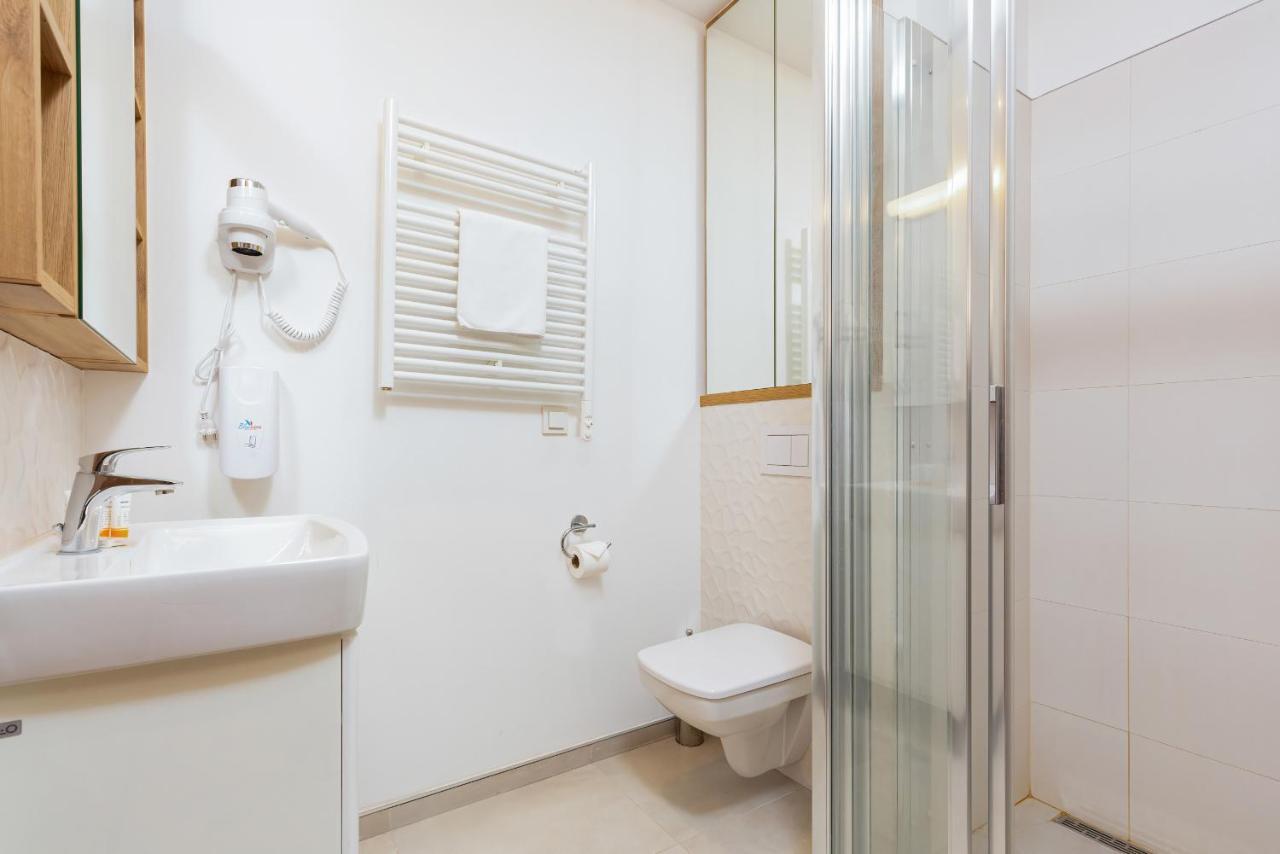 Wolska Residence Apartments With Parking By Noclegi Renters Varşova Dış mekan fotoğraf